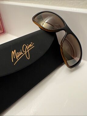 Maui Jim sunglasses 🕶️ 
Read description please